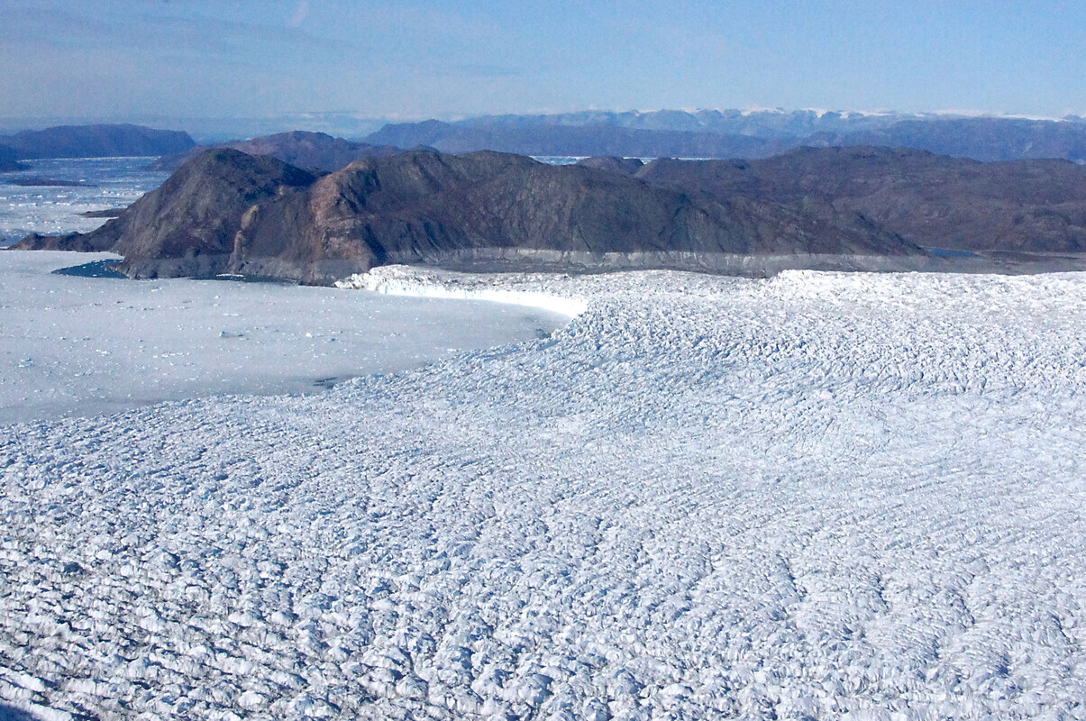 Blick über den Gletscher Kangilerngata Sermia (Westgrönland), dessen Front in der nordwestlichen Diskobucht den Ozean erreicht. Bild: Mirko Scheinert, TU Dresden